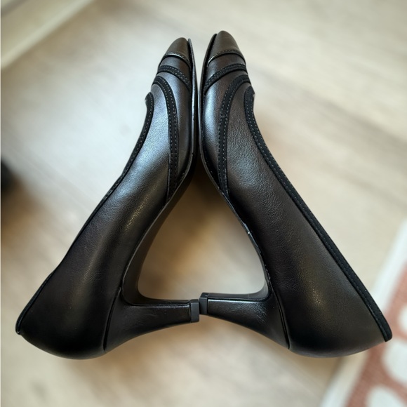 Easy Street Classic Nobel Black Pointed Toe Kitten Heels 7.5 M Wedding Office - Picture 5 of 9